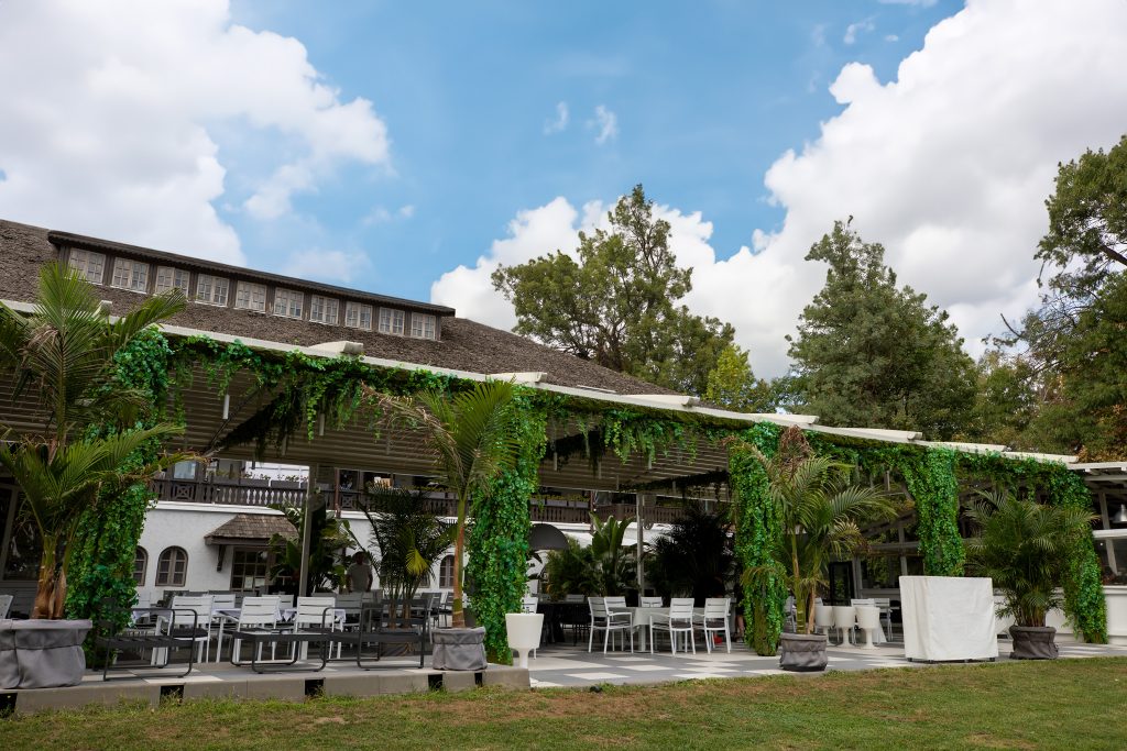 Pergola bioclimatică Artshadows deschisă în restaurant