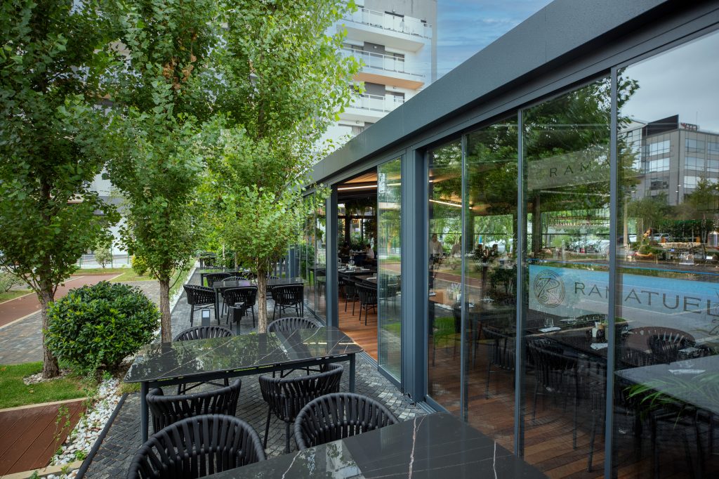 Pergola Bioclimatica pentru Restaurant - Experienta Unica de Relaxare