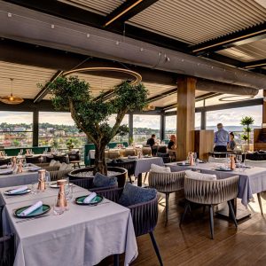 Design modern de pergolă bioclimatică pentru spațiul tău de relaxare în aer liber