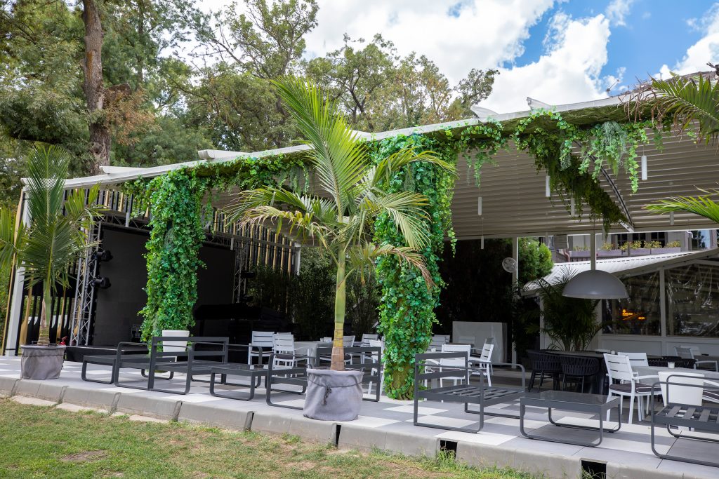 Terasa restaurantului Loft Diplomat acoperita cu o pergola retractabilă