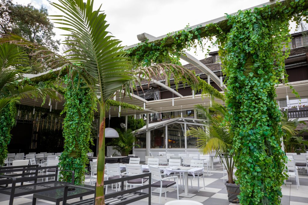 Pergola restaurantului deschisă