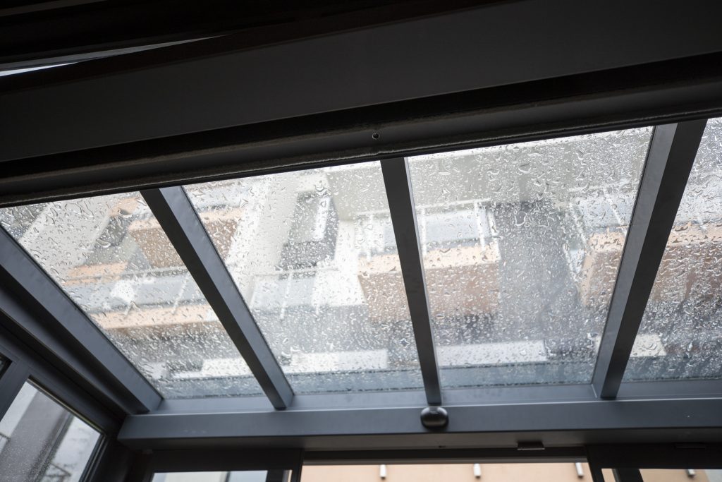 Pergola retractabilă pe timpul ploii