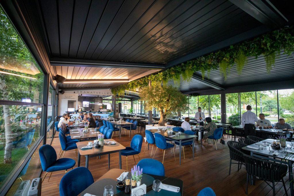 Restaurant cu pergola bioclimatică retractabilă în timpul cinei