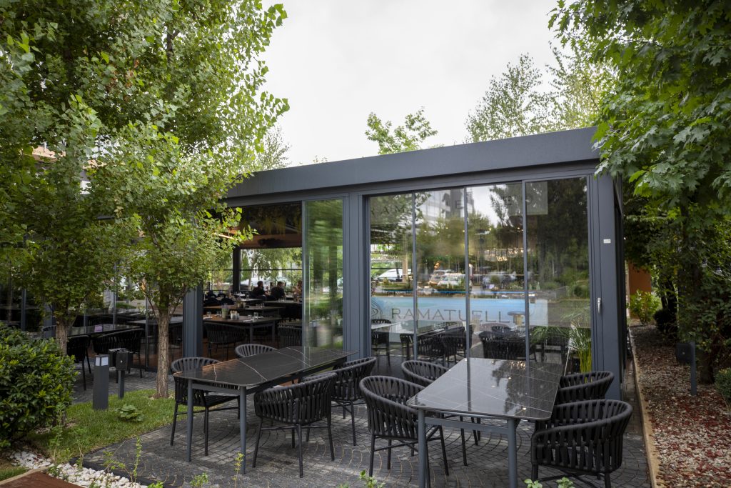 O fotografie apropiată cu detalii ale materialelor de calitate superioară folosite în fabricarea pergolelor din aluminiu. Structura solidă și rezistența evidentă în fiecare detaliu.